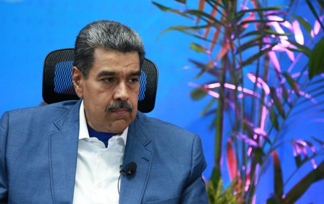 Maduro llama a fortalecer la defensa armada para disuadir “agresiones”