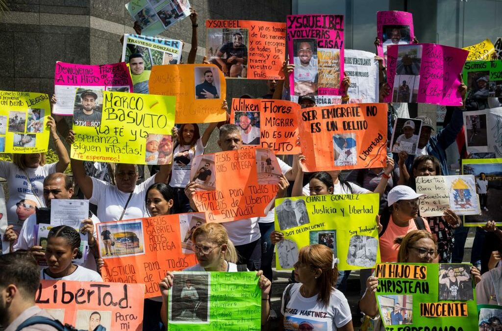 Familias de migrantes detenidos en El Salvador piden ayuda a la ONU