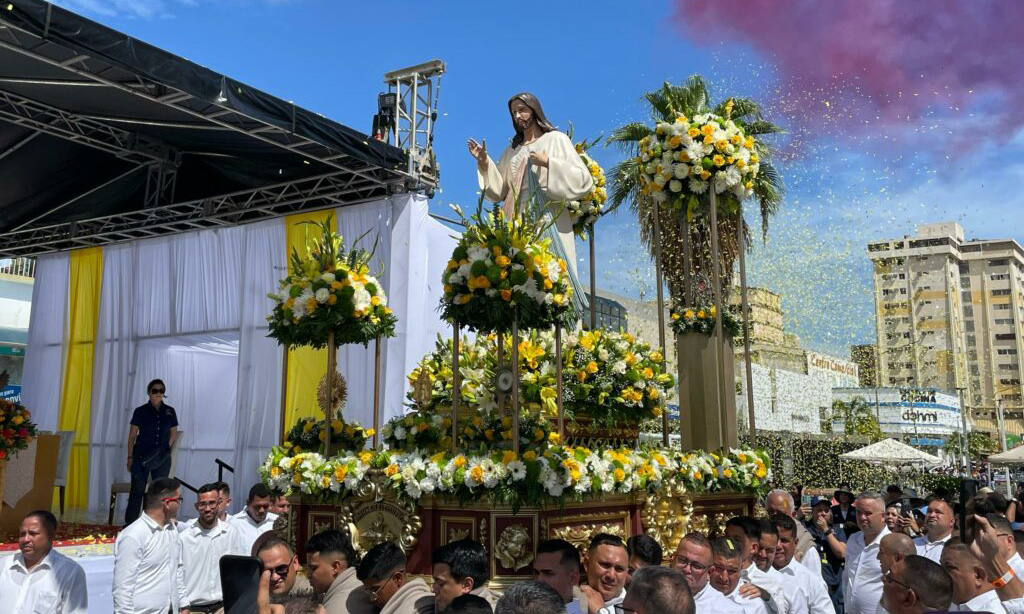 Fieles participan masivamente en la 28 Caminata de la Misericordia en Maracaibo