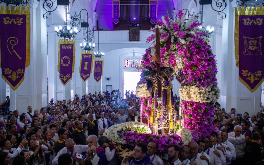 Feligreses veneran la imagen del Nazareno de San Pablo este Miércoles Santo