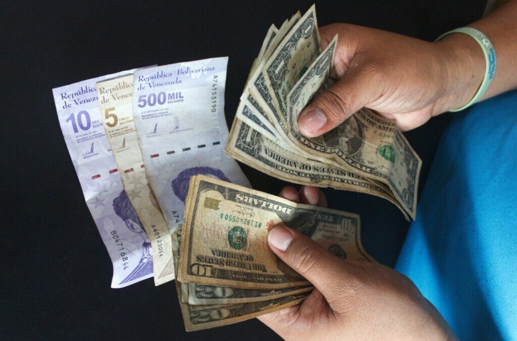 Se estima que economía venezolana caerá y la inflación cerrará en 220,94% a finales de año