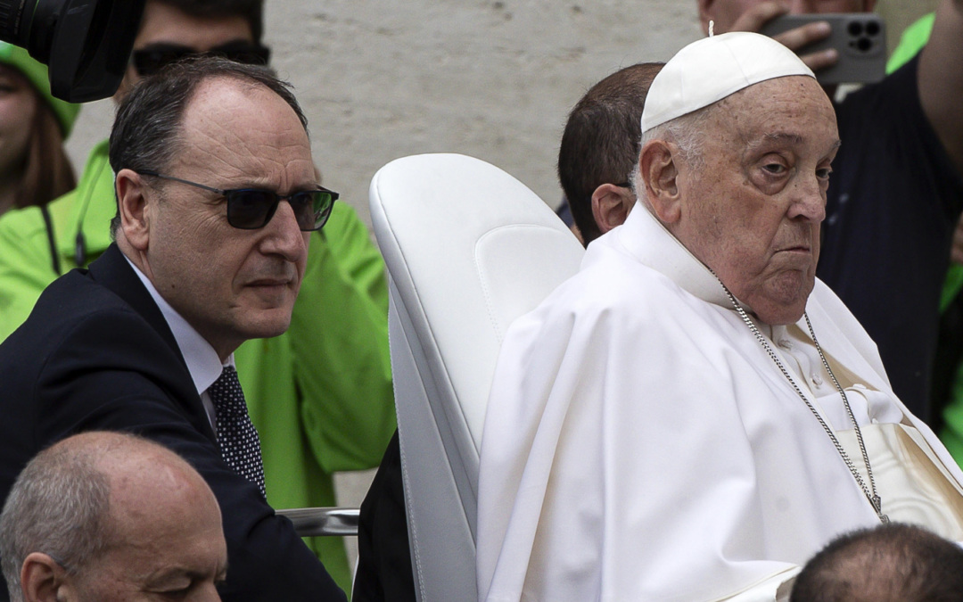 «Gracias por traerme de vuelta a la plaza» las últimas palabras que el Papa le dijo a su enfermero personal