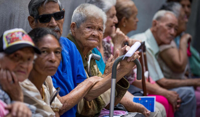 Pensionados en Venezuela necesitaron más de 500 dólares para sobrevivir en marzo