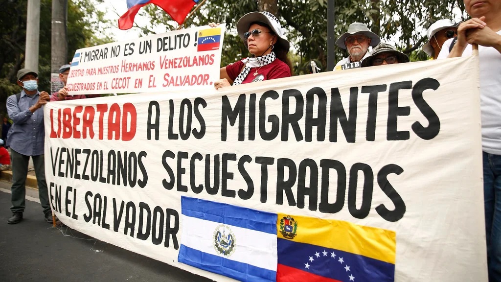 ONG piden a Corte Suprema de El Salvador que declare inconstitucional reclusión de venezolanos