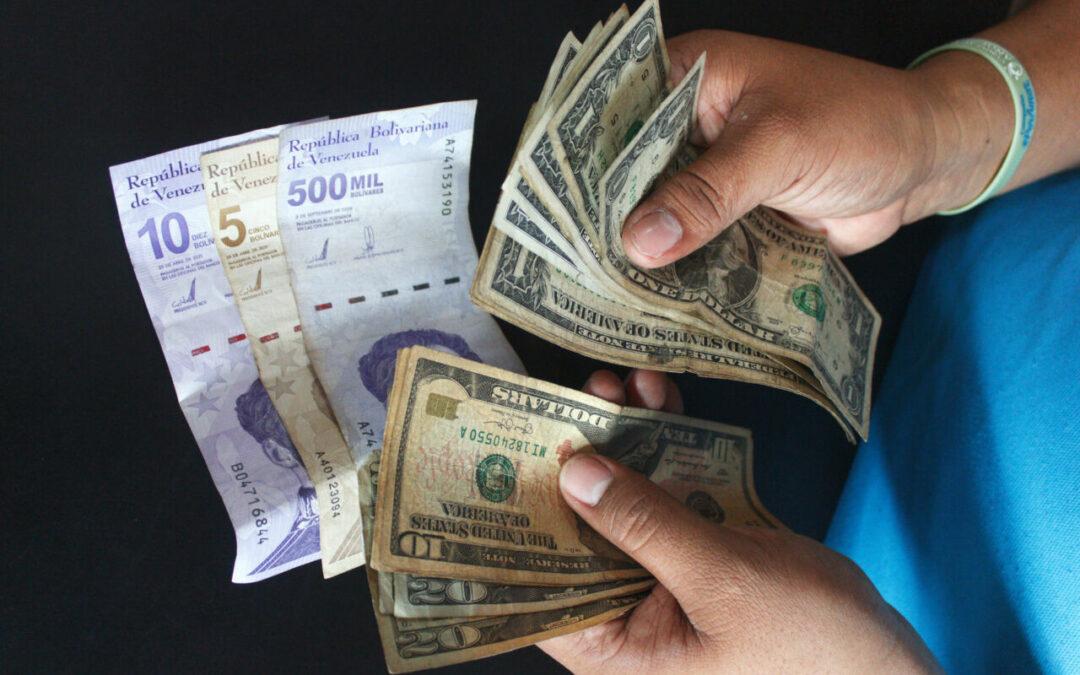 La brecha es de 35%: dólar paralelo cerró en 97,75 bolívares y el oficial en 72,18 bolívares
