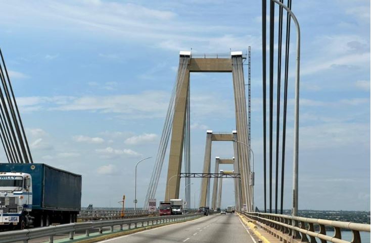 Reportan choque de 2 vehículos en el Puente sobre el Lago