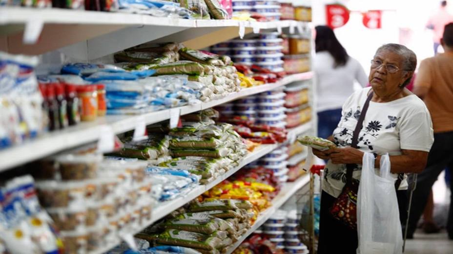 Una familia necesita $526 al mes para cubrir la canasta básica en el país