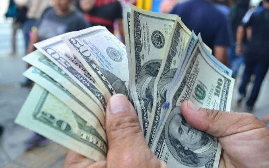 Dólar paralelo cerró en 112,30 bolívares, ampliando la brecha cambiaria en Venezuela