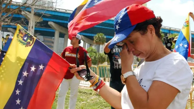 Advierten limbo migratorio para unos 350 mil venezolanos en EEUU tras «histórico» fallo