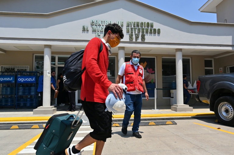 EEUU llevó a cabo primer vuelo de migrantes que se «autodeportan»