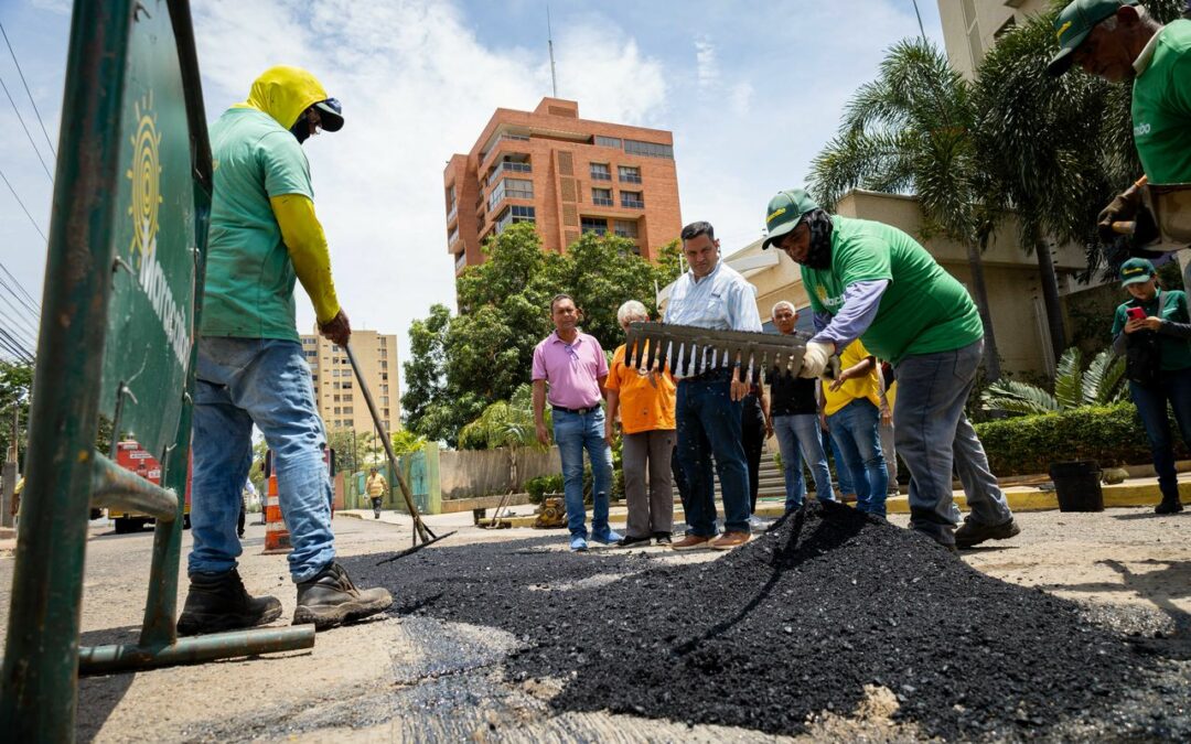 Asfalto y bocas de visita reacotadas: Alcaldía de Maracaibo rehabilita 1 kilómetro de la avenida 2 de Valle Frío