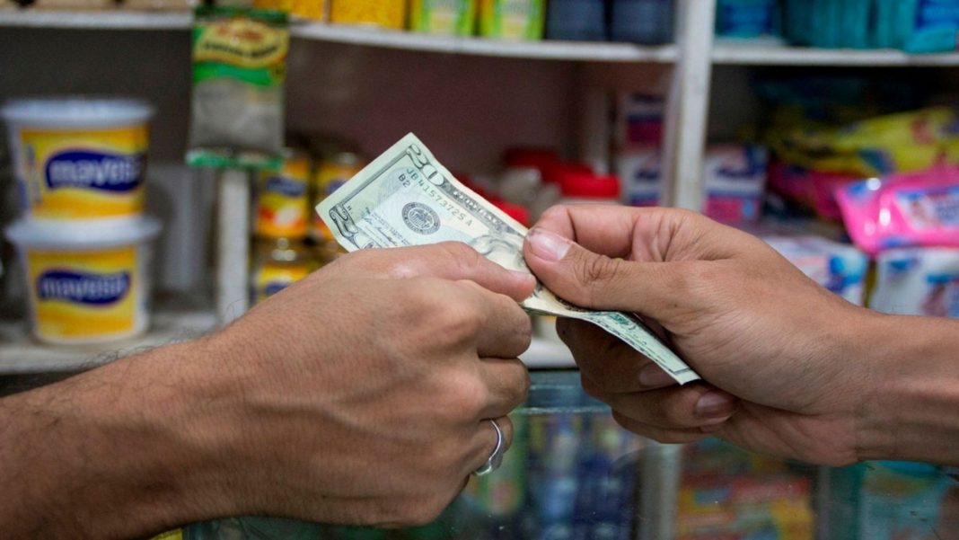 Un 60 % cayó pago en dólares en comercios minoristas del país entre enero y abril: Estima Fedecomercio