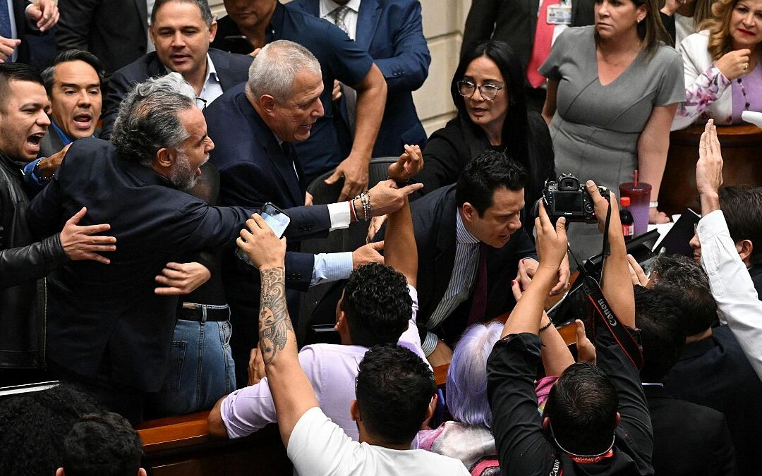 Tensión y conflicto en el Senado colombiano tras denegar la consulta popular del gobierno de Petro