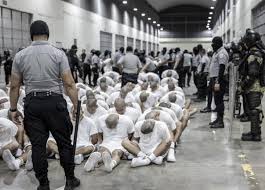 Abogados de venezolanos presos en El Salvador denuncian retraso de justicia