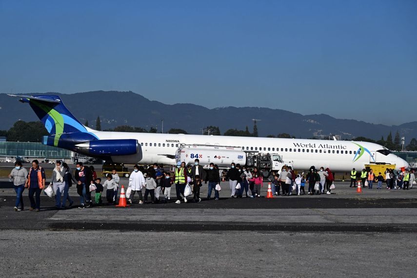 Llegan al país 90 migrantes deportados por EE. UU.