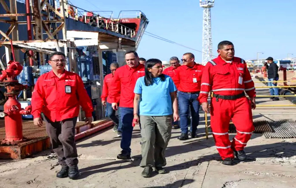 Delcy Rodríguez inspecciona el Complejo Refinador Paraguaná