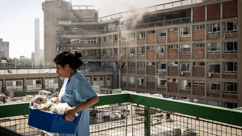 Irán golpea un hospital del sur de Israel y el ejército israelí bombardea un reactor nuclear iraní en una intensa noche de ataques