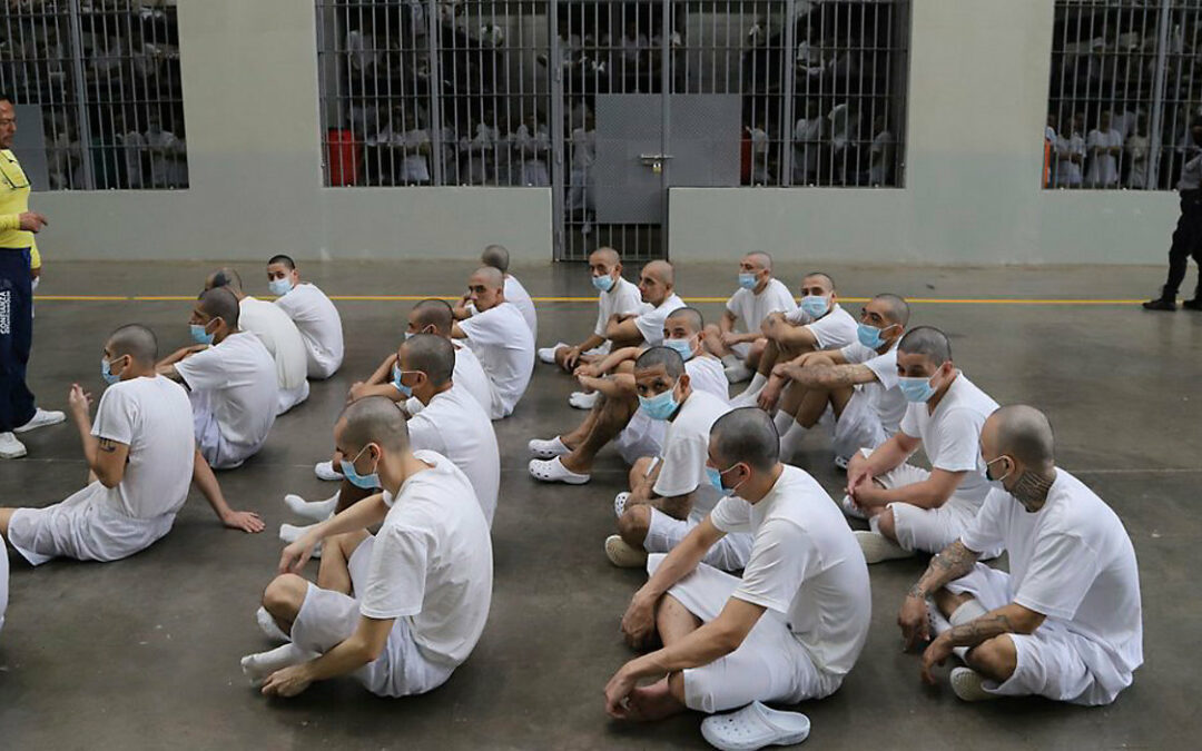 Juez de EE. UU. ordena permitir a migrantes impugnar deportaciones a El Salvador